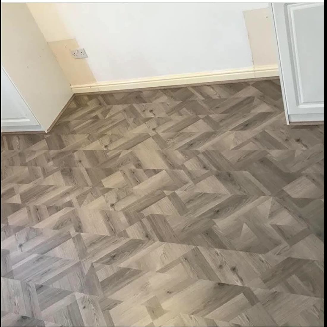Parquet effect vinyl floor